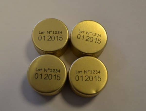 Marquage de DLC et numéro de lot sur des capsules métalliques avec un système jet d'encre portable ou fixe.
